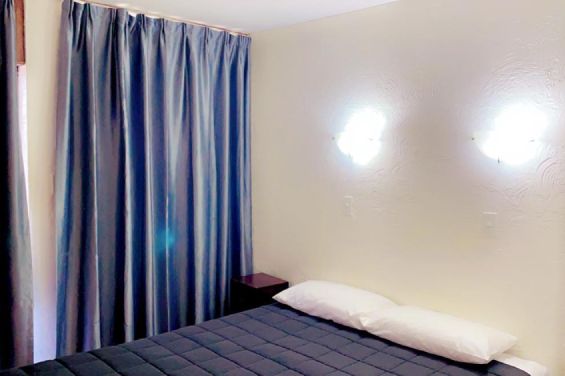 Studio - queen-size bed