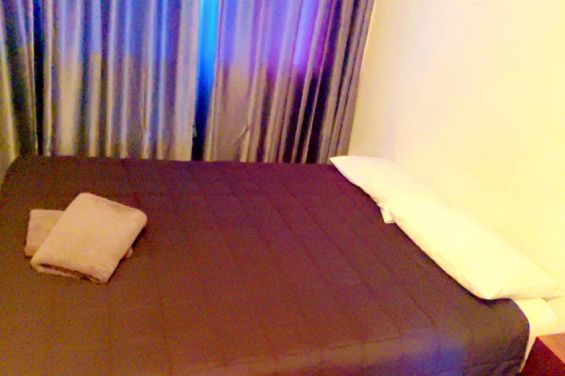 2-Bedroom Apartment - queen-size bed